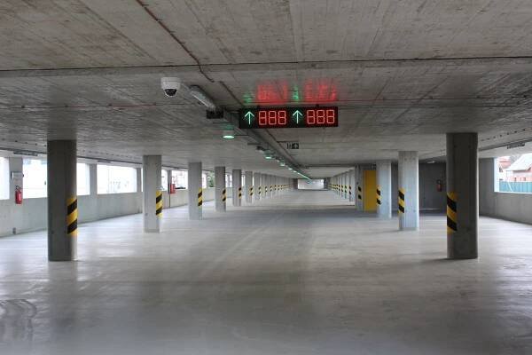 Parkovací dům v Brandýse postavený za evropské dotace je poloprázdný, město zvažuje zrušení poplatku - Zdopravy.cz