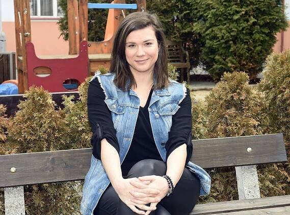 Motorkářka Alice z Ulice dostala kopačky kvůli erotické lince. Její představitelka chystá svatbu