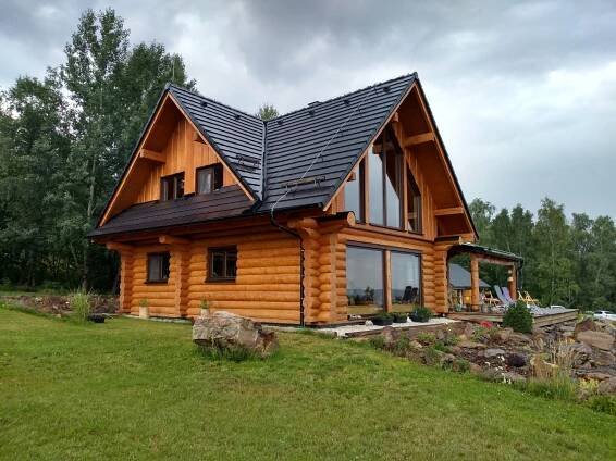Betonová krytina je pro moderní sruby ideální volbou