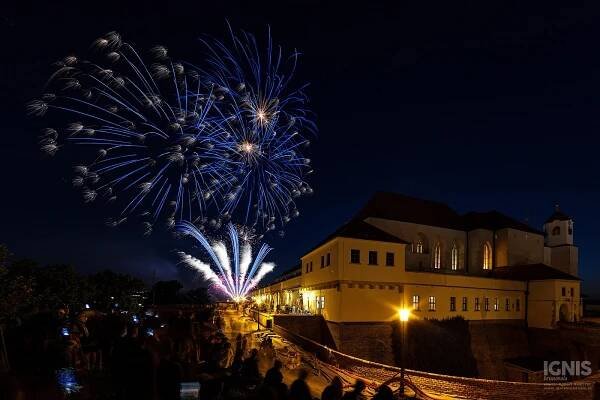 Střet Švédů s Brňany na nebi nad Špilberkem. V Brně začal festival ohňostrojů