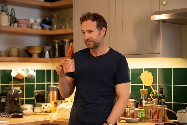 Trying - Úprk na letiště - Z filmu - Rafe Spall