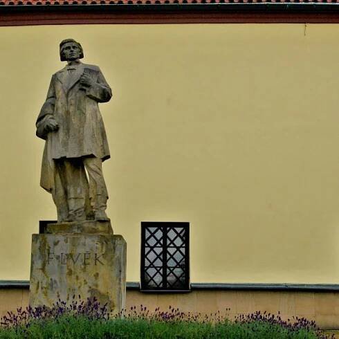 U renesanční radnice v Dobrušce stojí socha věnovaná F. V. Hekovi. Dílo vytvořil dobrušský rodák Josef Adámek | foto: Vladislava Wildová,  Český rozhlas