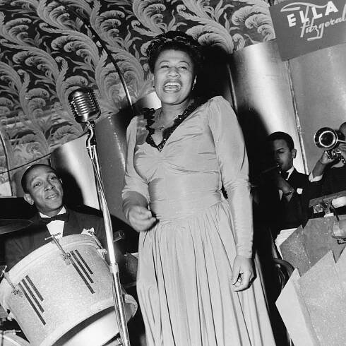 PANENKA BARBIE SBĚRATELSKÁ JAZZOVÁ ZPĚVAČKA ELLA FITZGERALD MATTEL Šířka výrobku 37.5 cm
