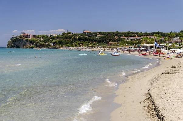 Zlatá písečná pláž v Tsilivi se nachází na východě ostrova Zakynthos v Jónském moři, Řecko.