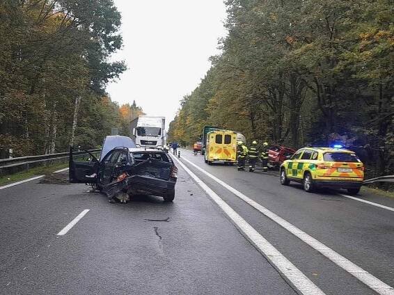 Čtyři auta se srazila na silnici I/3. Zranění a uzavírka zkomplikovaly dopravu