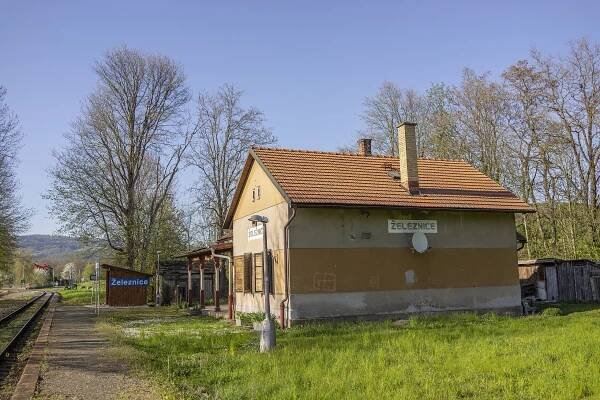 Soubor:Zeleznice zelezinicni zastavka-05-2021-zeleznice.jpg – Wikipedie