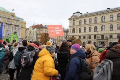 Protestující Česko: „Budeme stávkovat dál,“ hrozí Středula. Špidla přišel ve zmijovce, Maláčová se synem