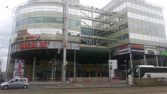 Odložený kufr uzavřel část centra Flora a Vinohradské, nebyl nebezpečný