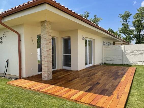 Drevená terasa GARAPA pri rodinnom dome - Wood Garden