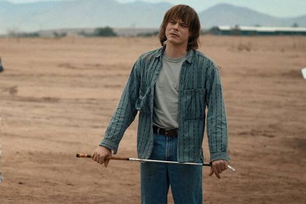 Blíží se pátá řada "Stranger Things", a tým za tímto úspěšným sci-fi seriálem od Netflixu nám opět připravuje obvyklou dávku záhadných náznaků ohledně toho, co nás v nové sezóně čeká. Jedním z posledních kousků informací se týká návratu postavy Jonathana Byerse, kterou ztvárňuje herec Charlie Heaton. Tedy aspoň zdánlivě.