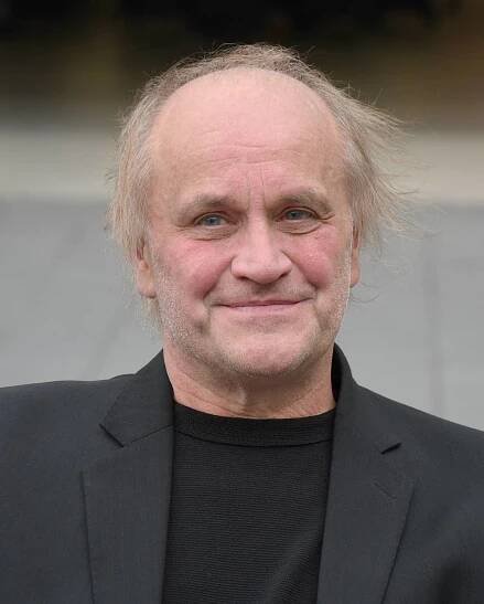Michael Kocáb (* 28. července 1954 Praha) je český hudební skladatel, zpěvák, občanský aktivista, politik a podnikatel. Absolvoval pražskou konzervatoř a během studií založil rockovou skupinu Pražský výběr, kterou také vedl. Na počátku 90. let dvacátého století byl poslancem Sněmovny lidu Federálního shromáždění ČSFR a předsedou parlamentní komise pro dohled na odsun sovětských vojsk z území bývalého Československa. ▬ V letech 2009-2010 byl ministrem pro lidská práva a národnostní menšiny České republiky ve Fischerově vládě (nestraník nominován Stranou zelených), jediným, který zůstal ve funkci i po pádu předchozí druhé Topolánkovy vlády. Do září 2010 pracoval jako zmocněnec pro oblast lidských práv, spadající pod úřad vlády.