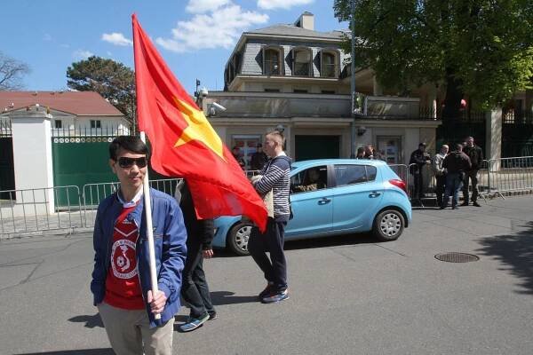 Fotoblog: Čínskou ambasádu oblehla rudá řeka. Vietnamci protestují v Praze proti okupaci svých území
