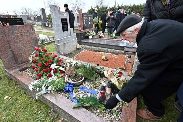 „Krojovaný“ pohřeb hudebníka Holého (†91): Měl metál od Havla, loučili se i Rychlík či Pavlica