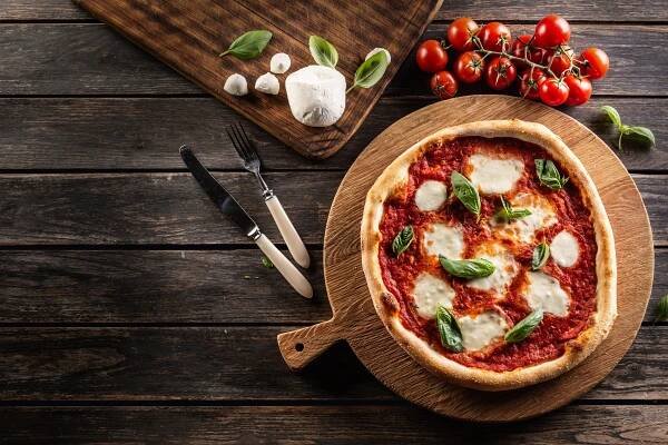 Víte, jak správně jíst pizzu? Většina z nás to dělá špatně!