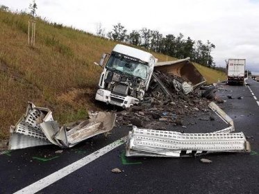 První tragédie na obchvatu Lechovic. Při nehodě kamionů jeden řidič zemřel