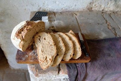 Zkušební pečení chleba v peci farní černé kuchyně
