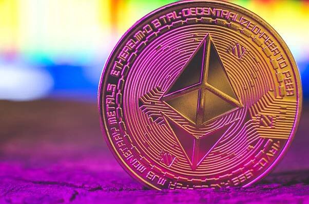 světová kryptoměna. mince ethereum ve fialovém neonovém světle zblízka. finanční systém budoucnosti - ukrajina, izmail 17.03.22 - ethereum - stock snímky, obrázky a fotky