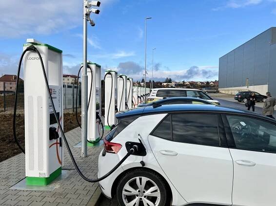 Nový nabíjecí hub Logport Prague West Jinočany u dálnice D0. 1/3 parkovacích míst umožnuje dobíjení elektromobilů, nájemci mají k dispozici e-koloběžky pro pohyb uvnitř areálu. V rámci areálu je 1 km cyklostezek které spojují Jinočany s Prahou. ČEZ tu postavil hub s 14 dobíjecími stojany, z toho 6 unikátních ultrafastů. Díky speciální konfiguraci dávají vybrané konektory k dispozici výkon až 350 kW. foto: vlastní