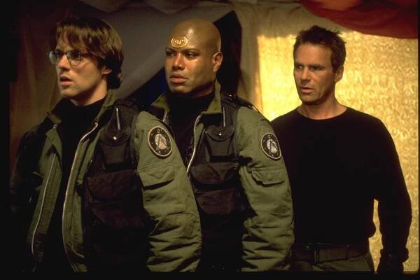 Fotka: Daniel Jackson, Teal'c, O'Neill. Do plného týmu SG-1 chybí jen major Carterová