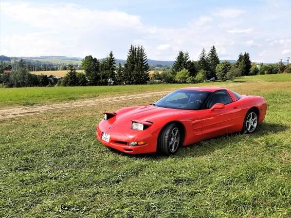 Pravým americkým sporťákem po Jeseníkách. Kultovní Corvette se během jízdy umí rozbít i opravit