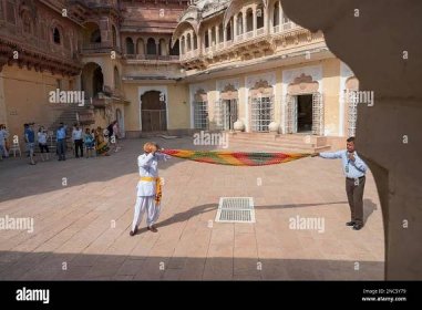 Jodhpur, Rajasthan, India - 19th October 2019 : Demonstration for how to wear a turban, pagri, headwear or headdress based on cloth winding. Stock Photo
