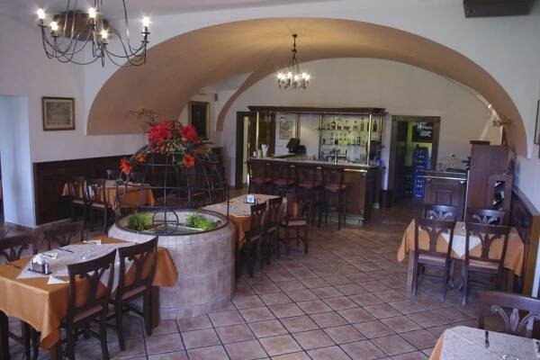 Zámecká restaurace, nám. Svobody 1, Dobříš