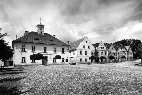 Chyše, západní strana náměstí; po polovině 20. století (Národní památkový ústav, generální ředitelství).