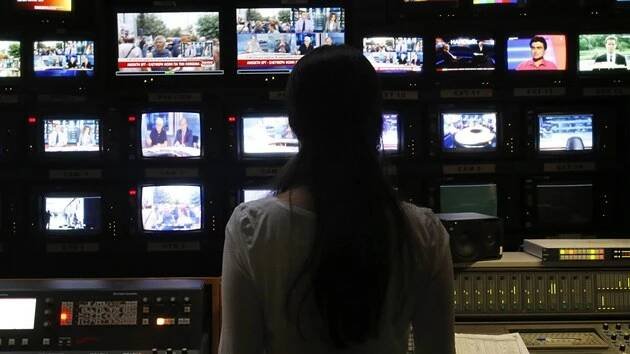 Státní rozhlasová a televizní společnost ERT má tři celostátní a jeden satelitní televizní kanál a sedm celostátních a 19 regionálních rozhlasových stanic
