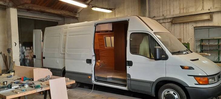 Obytná vestavba přestavba Iveco Daily svépomocí - Nomádem.cz