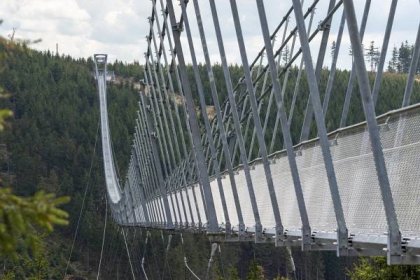 Dolní Morava má nejdelší visutý most na světě. Láká na něj turisty a dráždí jím ekology