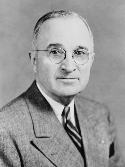 Soubor:Harry S Truman, bw half-length photo portrait, facing front, 1945.jpg – Wikipedie