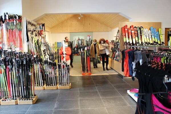 Ski Centra zažívají těžké časy. Sjezdové lyže netáhnou, prodeje razantně klesly