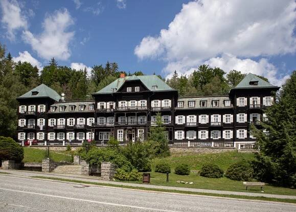 Lázně Karlova Studánka – malebná architektura a čistá příroda Jeseníků | PrimaVylety.cz