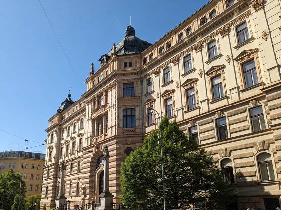 Budova Krajského soudu na ulici Rooseveltova v centru Brna.