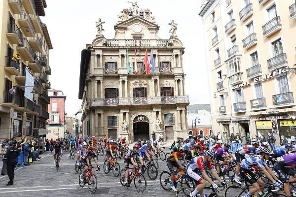 Cycling: Vuelta EspaÃ±a 2020 / Tour Spain 2020 / 2 Etapa / 2 Stage / 
START / SALIDA / BUNCH / PELOTON / 
Pamplona - Lekunberri (151,6 km) 21-10-2020/
Vuelta EspaÃ±a 2020 / Tour Spain 2020 / 2 Etapa / 2 Stage /
Luis Angel Gomez 
Â©PHOTOGOMEZSPORT2020
