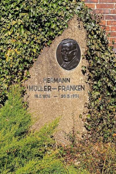 File:B-Friedrichsfelde Zentralfriedhof 03-2015 img11 Hermann Mueller-Franken.jpg - Wikimedia Commons