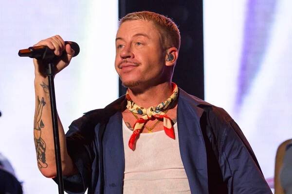 Macklemore unknowingly brings wanted woman on stage, leading to her arrest