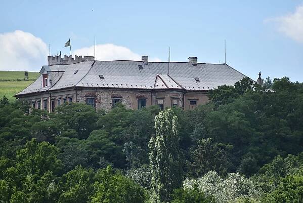 Vdova po známém malíři chce zpět zámek Líčkov. Soud řeší i lichvu