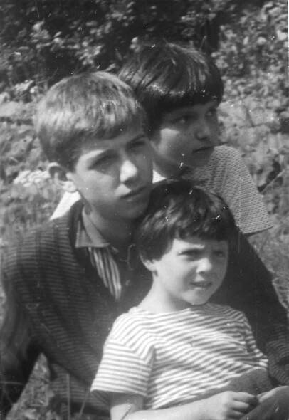 Marián Hošek se sestrou Marií a nejmladší Beátou, 1963