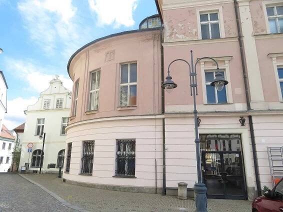 Na objekt bývalé pošty na Žižkově náměstí v Táboře radnice vypisuje architektonickou soutěž.