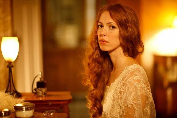Konec přehlídky - Z filmu - Rebecca Hall