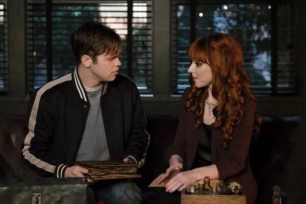 Alexander Calvert, Ruth Connell - Lovci duchů - Absence - Z filmu