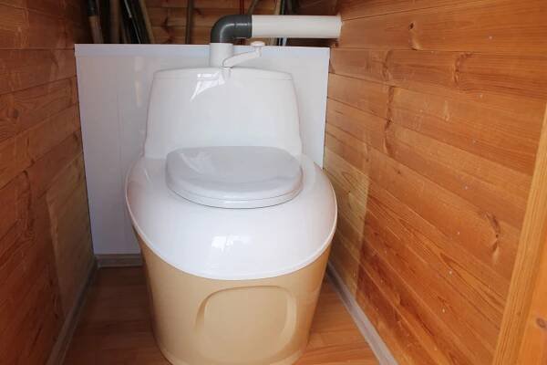 Rašelinové suché WC: jak se instaluje a jak to funguje 