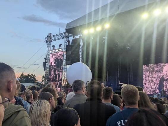 VIDEO: Bryan Adams uchvátil Hradec. Jeho hity s ním zpívalo deset tisíc lidí