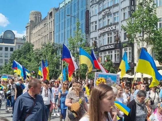 Centrem Prahy se nesly ukrajinské vlajky: „Děkujeme Česko,“ burácel průvod v tradičních krojích