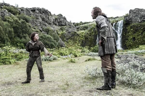 Hra o trůny - První svého jména - Z filmu - Maisie Williams, Rory McCann