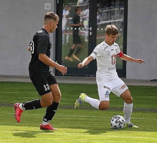 Fotbalisté Štětí (černé dresy) prohráli na půdě ligového nováčka z Hradce Králové 1:6.