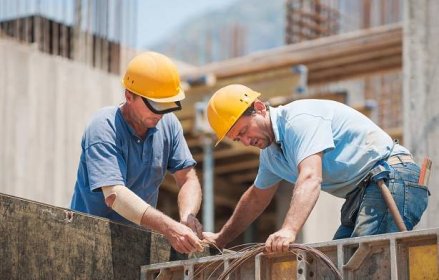 Stáhnout - Autentické stavební dělníci spolupráce v instalaci cementu bednění snímků — Stock obrázek