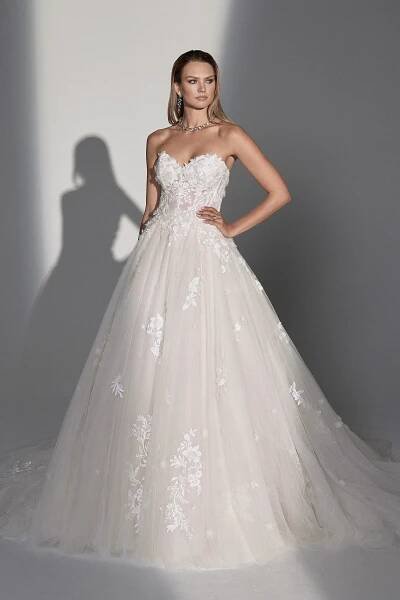 Justin Alexander wedding dress in Paris - Metal Flaque Bridal Shop Paris
