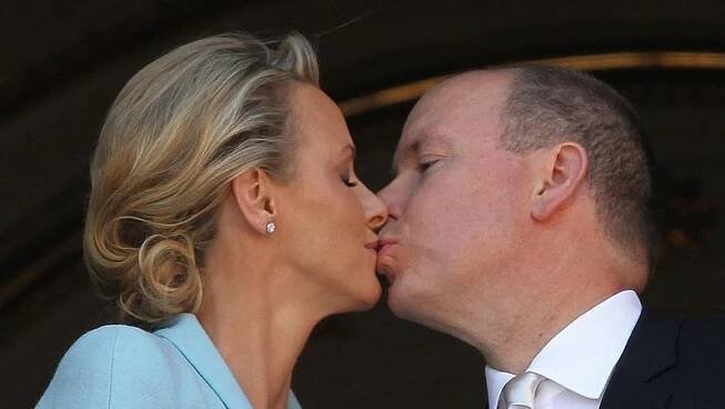 Monacký princ Albert II. se oženil: Koukněte na ten nádherný polibek